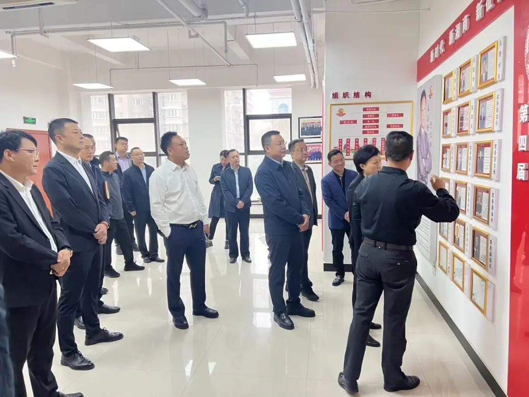 西安碑林区委书记张帆一行赴陕西省湖南商会调研召开座谈会